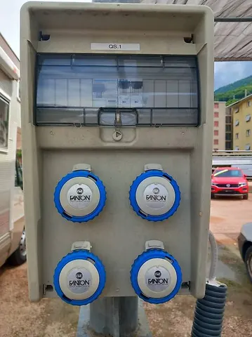 Parcheggio per camper e caravan con servizi completi – photo 4