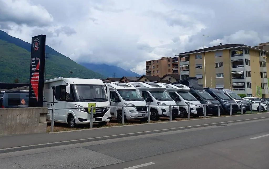 Parcheggio per camper e caravan con servizi completi – photo 1