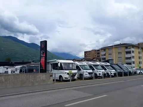 Parcheggio per camper e caravan con servizi completi – photo 5