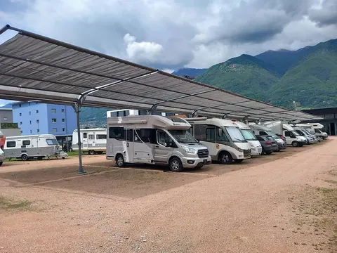 Parcheggio per camper e caravan con servizi completi – photo 10