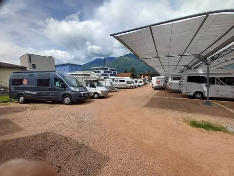 Parcheggio per camper e caravan con servizi completi – photo 9